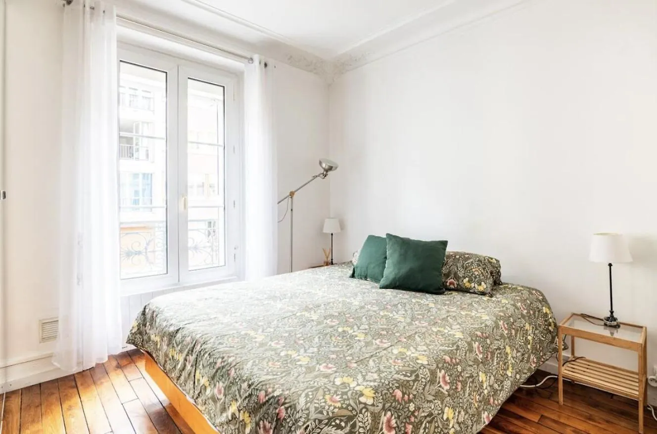Spacious Bright Apartment In Montmartre Paříž
