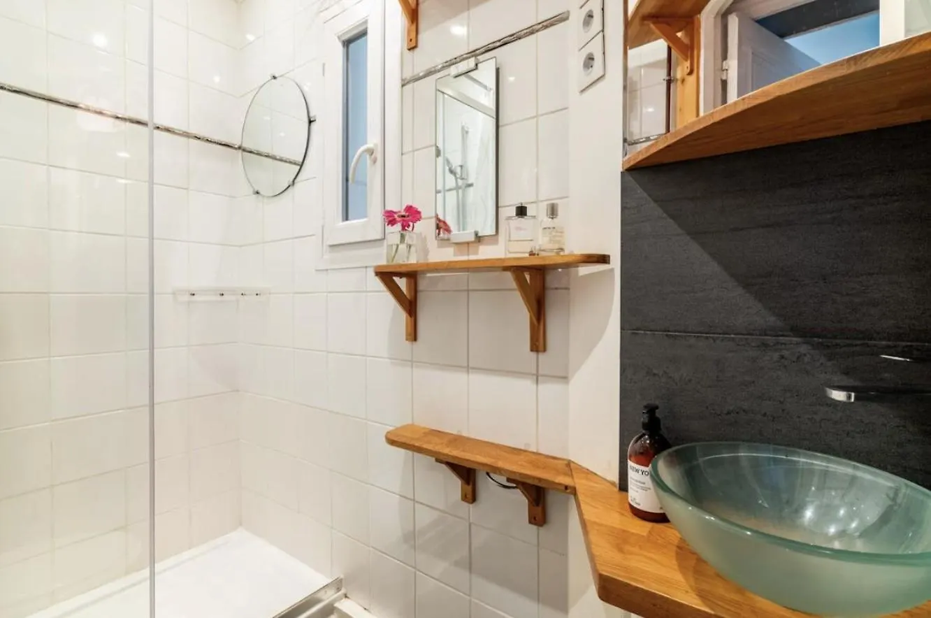Spacious Bright Apartment In Montmartre Paris France